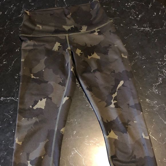 Lululemon high / low. Crops - Picture 2 of 7